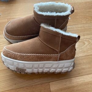 Ugg Venture Daze Ultra Mini shearling unisex boots.Men size 8,Womens 9